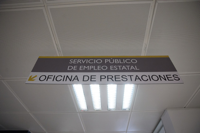 Archivo - Una cartel con indicaciones de la oficina de prestaciones en una oficina del SEPE