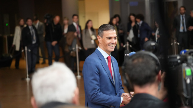 El presidente del Gobierno, Pedro Sánchez, atiende a los medios a su llegada a la reunión del Consejo Europeo, a 23 de octubre de 2025, en Bruselas (Bélgica).