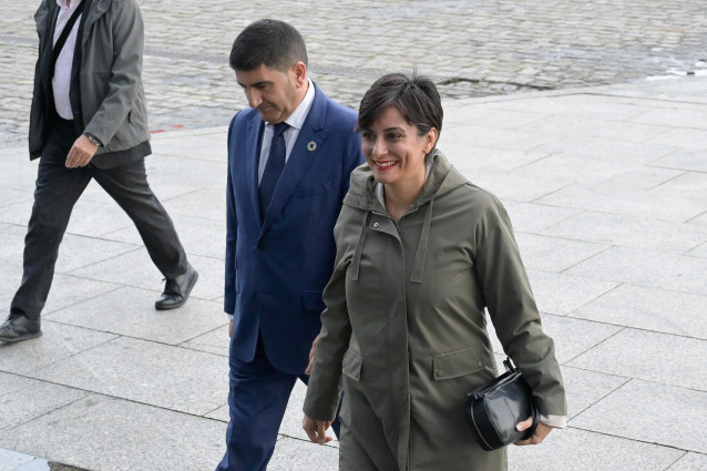 Archivo - La ministra de Vivienda y Agenda Urbana, Isabel Rodríguez, acompañada por el delegado del Gobierno en Galicia, Pedro Blanco, a su llegada a la segunda jornada del III Foro Urbano de España, en el Palexco de A Coruña