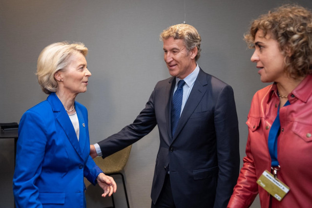 El líder del PP, Alberto Núñez Feijóo, saluda a la presidenta de la Comisión Europea, Ursula von der Leyen, en Bruselas durante la reunión del PPE. Le acompaña la secretaria general del PPE, Dolors Montserrat.