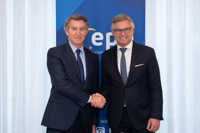 El líder del PP, Alberto Núñez Feijóo, mantiene una reunión en Bruselas con el comisario de Interior y Migraciones de la UE, Magnus Brunner.