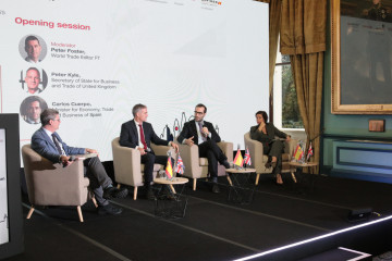 El ministro de Economía, Comercio y Empresa, Carlos Cuerpo, y el secretario de Estado de Comercio y Negocios de Reino Unido, Peter Kyle, inauguran foro que refuerza las relaciones económicas y comer
