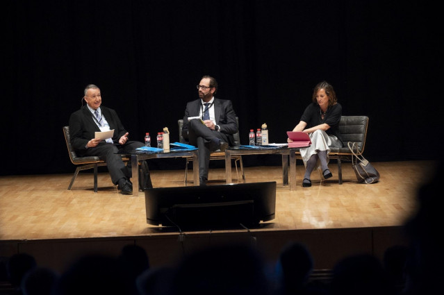 El catedrático de Derecho financiero y tributario de la UNED, Pedro Herrera;  el secretario de la Asociación de Inspectores,  Antonio Morales; y la catedrática de Derecho financiero y tributario de la Universidad de Salamanca, María Ángeles García.