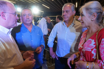 MIguel Tellado (i.) junto a Ricardo Sánchez, Jose Luis Sanz y Patericia del Pozo, este jueves en Sevilla