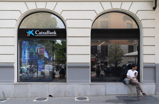 Archivo - Una oficina de CaixaBank