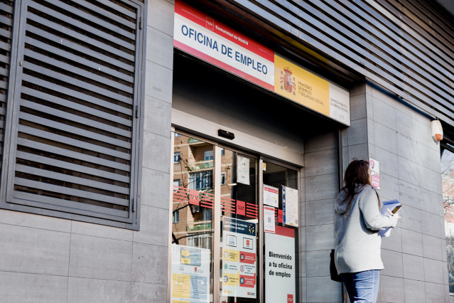 Archivo - Una mujer sale de una oficina de empleo