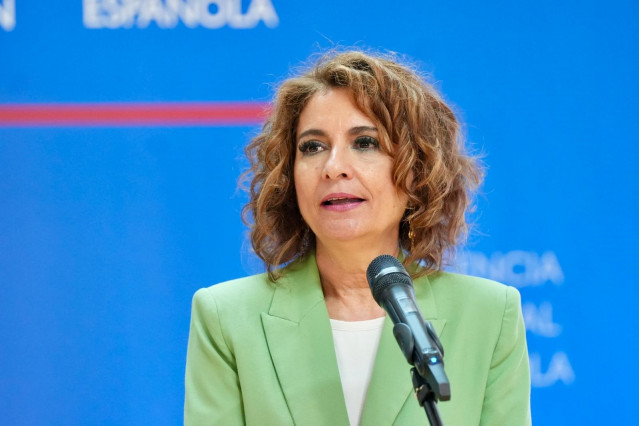 La vicepresidenta primera del Gobierno y secretaria general del PSOE-A, María Jesús Montero, atiende a los medios en Sevilla.
