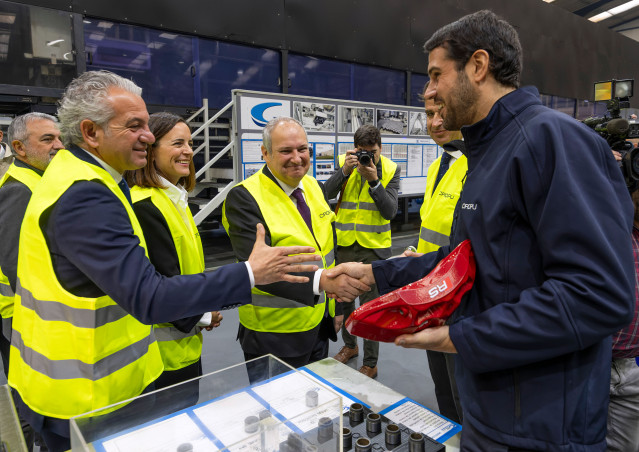 El ministro de Industria y Turismo, Jordi Hereu (c), durante una visita a la sede de Grupo Cropu, a 24 de octubre de 2025, en Burgos, Castilla y León (España).