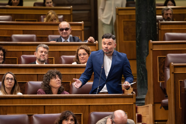 Archivo - El portavoz de ERC en el Congreso, Gabriel Rufián, interviene durante una sesión plenaria extraordinaria, en el Congreso