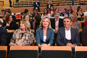 La ministra de Educación, Formación Profesional y Deportes, Pilar Alegría (c), durante la inauguración del I Congreso Nacional Red de Líderes, a 24 de octubre de 2025, en Zaragoza, Aragón (Espa