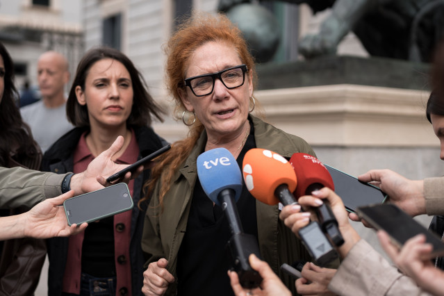 La secretaria política de Podemos, Irene Montero (i),  y la periodista Cristina Fallarás (d) atienden a los medios ante el Congreso.
