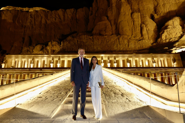 Archivo - Los Reyes Felipe VI y Letizia durante una visita al templo Hatshepsut, a 18 de septiembre de 2025
