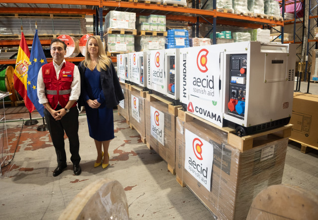 El ministro de Asuntos Exteriores, Unión Europea y Cooperación, José Manuel Albares, acompañado por la embajadora de Ucrania en España, Yuliia Sokolovska, supervisa el envío de 70 generadores a Ucrania