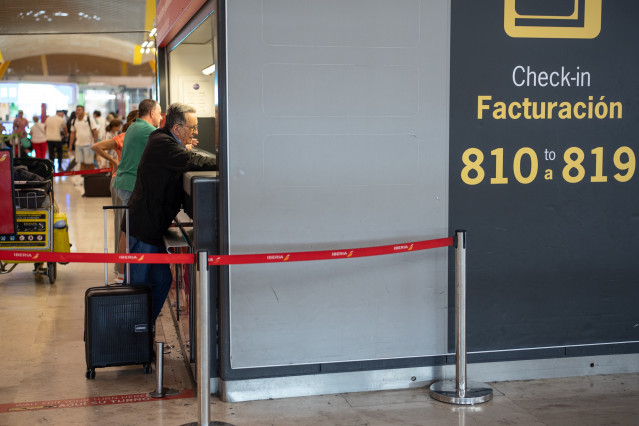 Archivo - Varias personas durante la facturación de maletas en la T4 del Aeropuerto Adolfo Suárez Madrid-Barajas, a 31 de agosto de 2025, en Madrid (España).