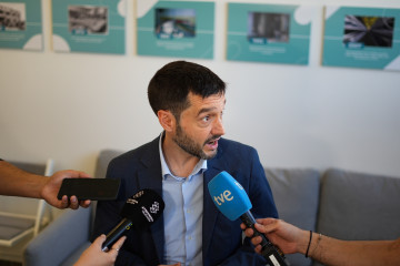 El ministro de Derechos Sociales, Consumo y Agenda 2030, Pablo Bustinduy, atiende a los medios de comunicación, a 24 de octubre de 2025, en Sedaví, Valencia, Comunidad Valenciana (España).