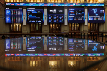 Archivo - Varios paneles del IBEX 35 en el Palacio de la Bolsa de Madrid, a 11 de abril de 2023, en Madrid (España).