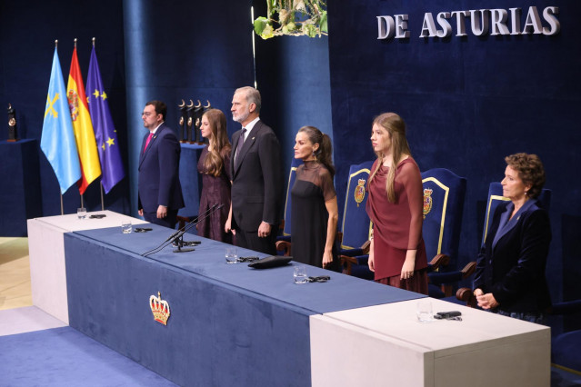 El presidente de Asturias, Adrián Barbón, la Princesa Leonor, el Rey Felipe, la Reina Letizia y la Infanta Sofía a su llegada a la ceremonia de los Premios Princesa de Asturias 2025 celebrados en el Teatro Campoamor, a 24 de octubre de 2025, en Oviedo (Es
