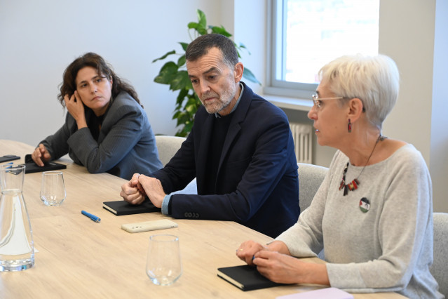 El coordinador federal de Izquierda Unida, Antonio Maíllo, la coordinadora general de Ezker Anitza-IU,  Arantxa González, y la responsable federal de Relaciones Institucionales, Amanda Meyer, en Bilbao