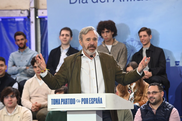 El presidente autonómico del PP, Jorge Azcón, interviene durante un acto por el Día del Afiliado del PP de Aragón en el Parque de Atracciones, a 25 de octubre de 2025, en Zaragoza, Aragón (España). El Partido Popular de Aragón organiza esta cita anual par
