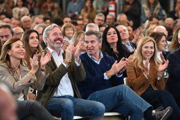 (I-D)La alcaldesa de Zaragoza, Natalia Chueca, el presidente autonómico del PP, Jorge Azcón, y el presidente del Partido Popular, Alberto Núñez Feijóo, durante un acto por el Día del Afiliado de