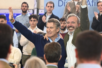 (I-D) El presidente del Partido Popular, Alberto Núñez Feijóo, y el presidente autonómico del PP, Jorge Azcón, durante un acto por el Día del Afiliado del PP de Aragón en el Parque de Atraccion