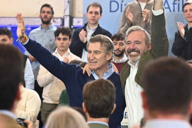 (I-D) El presidente del Partido Popular, Alberto Núñez Feijóo, y el presidente autonómico del PP, Jorge Azcón, durante un acto por el Día del Afiliado del PP de Aragón en el Parque de Atracciones, a 25 de octubre de 2025, en Zaragoza, Aragón (España). El