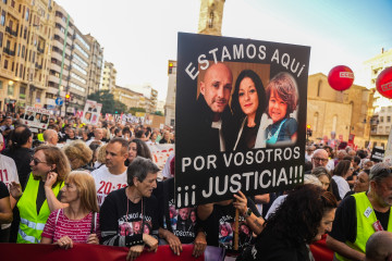 Una nuvea manifestación recorre el centro de València para pedir la dimisión de Mazón por su gestión de la dana en el año de la tragedia