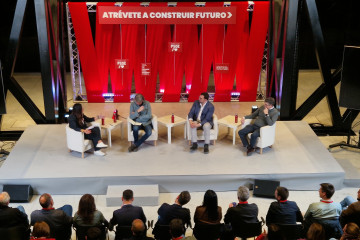 Mesa de trabajo de las Jornadas ‘Atrévete a construir futuro. Los Fondos Next Generation, motor de crecimiento en Castilla y León', en León capital.