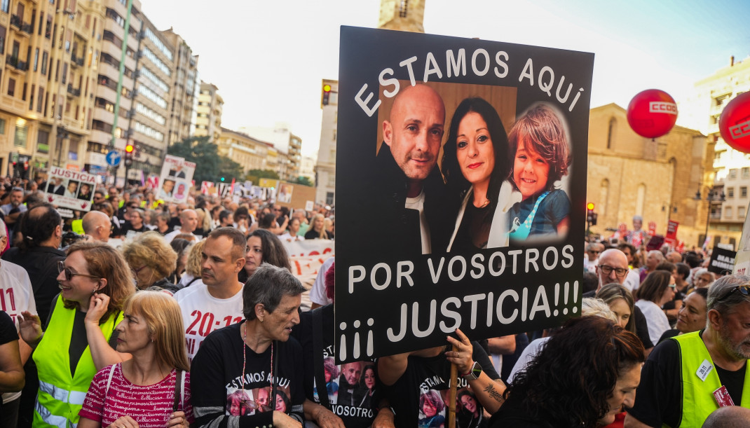 Una nuvea manifestación recorre el centro de València para pedir la dimisión de Mazón por su gestión de la dana en el año de la tragedia