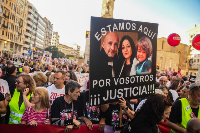 Una nuvea manifestación recorre el centro de València para pedir la dimisión de Mazón por su gestión de la dana en el año de la tragedia
