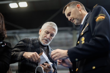 Archivo - El ministro del Interior, Fernando Grande-Marlaska (i), visita los stands de Policía Nacional y Guardia Civil en la Feria AULA 2024, en IFEMA Madrid, a 9 de marzo de 2024, en Madrid (Españ