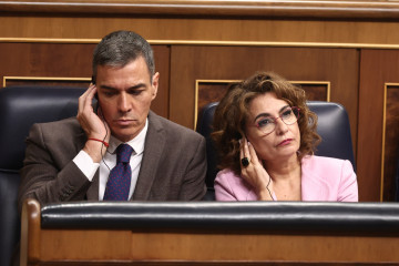 El presidente del Gobierno, Pedro Sánchez, y la vicepresidenta primera y ministra de Hacienda, María Jesús Montero, durante una sesión de control al Gobierno, en el Congreso