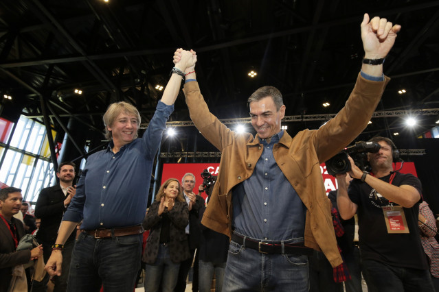 El secretario general del PSOE de Castilla y León y candidato a la Presidencia de la Junta, Carlos Martínez y el secretario general del PSOE y presidente del Gobierno, Pedro Sánchez, durante el acto celebrado en León.