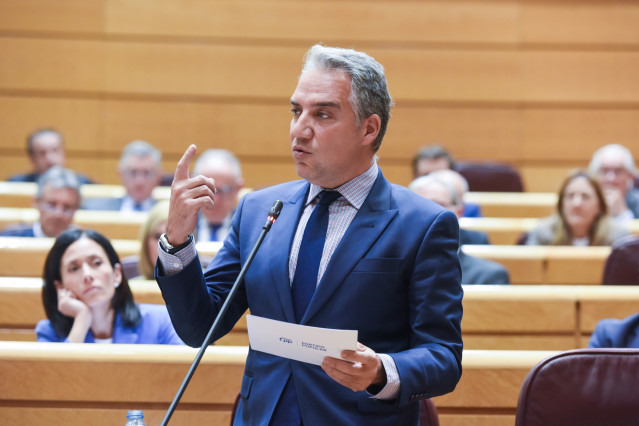 Archivo - El coordinador general del PP, Elías Bendodo, interviene durante una sesión de control al Gobierno en el Senado, a 28 de marzo de 2023, en Madrid (España).