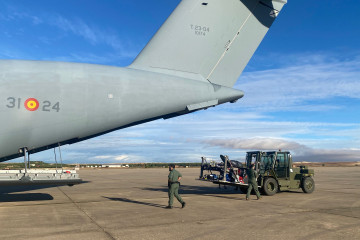 Efectivos del Ejército del Aire preparan uno de los aviones medicalizados que viaja hacia Jordania antes del despegue en Torrejón de Ardoz (Madrid).