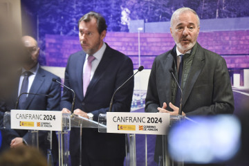 Archivo - El ministro de Transportes y Movilidad Sostenible, Óscar Puente, y el presidente de Aragón, Jorge Azcón, en el Centro de Control de Carreteras de Canfranc, a 25 de octubre de 2024, en Can