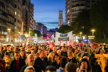 Cientos de personas con pancartas piden la dimisión de Mazón, durante una manifestación para  reclamar la dimisión del president de la Generalitat, Carlos Mazón, por su gestión de la dana, a 25 