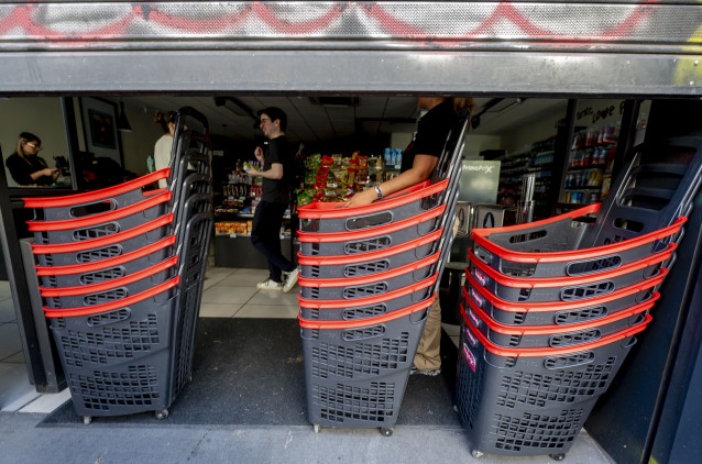 Archivo - Un supermercado cerrado tras el apagón eléctrico