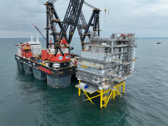 Iberdrola instala la estación convertidora de su 'megaparque' eólico marino 'East Anglia 3'