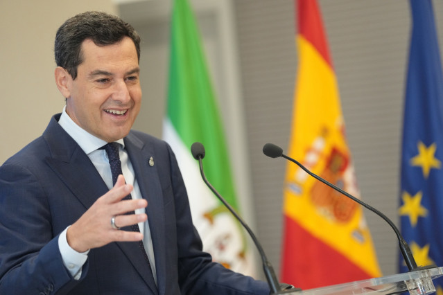 El presidente de la Junta de Andalucía, Juanma Moreno, durante su intervención en un acto de la UAL.