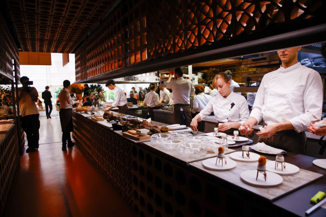 Archivo - Trabajadores del restaurante 'Disfrutar' elaboran platos del menú degustación,