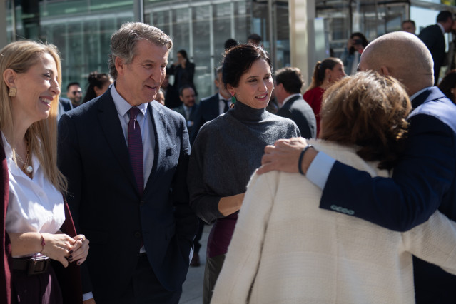 (I-D) La presidenta de la Junta de Extremadura, María Guardiola; el presidente del PP, Alberto Núñez Feijóo, y la presidenta de la Comunidad de Madrid, Isabel Díaz Ayuso, durante la gala de los XXIV Premios Autónomo del Año, en el Auditorio Santander, a 2