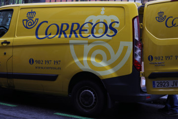 Archivo - Furgoneta de Correos al inicio del segundo mes del estado de alarma y después de que la empresa haya anunciado la ampliación del horario de 61 de sus oficinas en todo el país y reanudado 