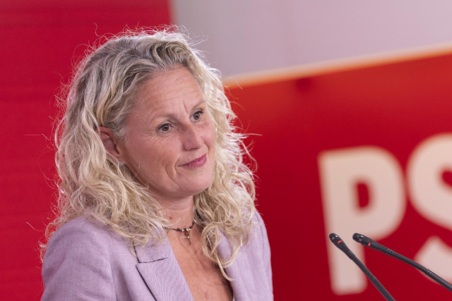 Archivo - La portavoz del PSOE, Montse Mínguez, en una rueda de prensa en Ferraz.