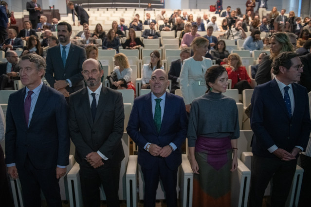 El presidente del PP, Alberto Núñez Feijóo; el presidente de ATA, Lorenzo Amor; la presidenta de la Comunidad de Madrid, Isabel Díaz Ayuso, y el presidente de la CEOE, Antonio Garamendi, durante la entrega de los premios.