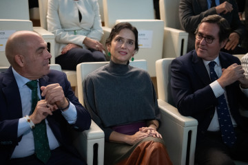 (I-D) El presidente de ATA, Lorenzo Amor; la presidenta de la Comunidad de Madrid, Isabel Díaz Ayuso, y el presidente de la CEOE, Antonio Garamendi, durante la gala de los XXIV Premios Autónomo del 