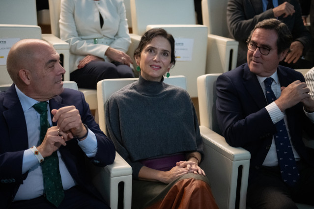 (I-D) El presidente de ATA, Lorenzo Amor; la presidenta de la Comunidad de Madrid, Isabel Díaz Ayuso, y el presidente de la CEOE, Antonio Garamendi, durante la gala de los XXIV Premios Autónomo del Año, en el Auditorio Santander, a 27 de octubre de 2025,