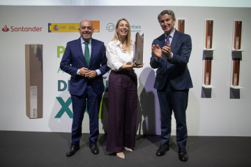 (I-D) El presidente de ATA, Lorenzo Amor; la presidenta de la Junta de Extremadura, María Guardiola, y el presidente del PP, Alberto Núñez Feijóo, durante la gala de los XXIV Premios Autónomo del