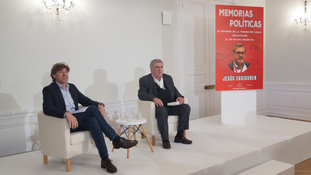 El secretario general del PSE-EE, Eneko Andueza, participa en la presentación del libro del expresidente del PSE-EE, Jesús Eguiguren, 'Memorias Políticas’ a 27 de octubre de 2025, en San Sebastián, País Vasco (España). El libro titulado 'Memorias Política