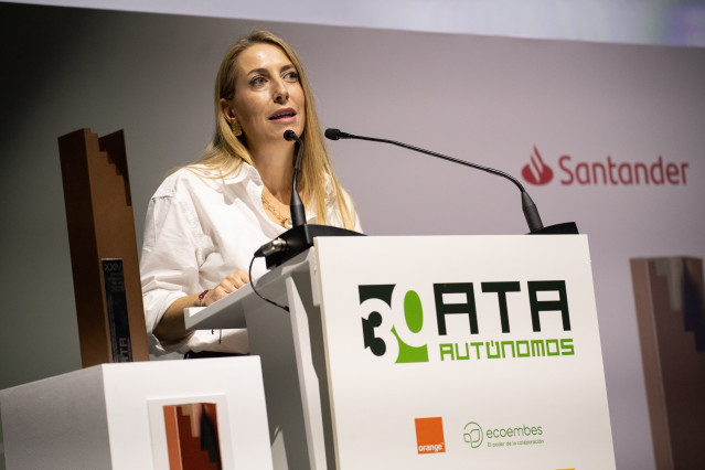La presidenta de la Junta de Extremadura, María Guardiola, interviene durante la gala de los XXIV Premios Autónomo del Año, en el Auditorio Santander, a 27 de octubre de 2025, en Madrid (España).